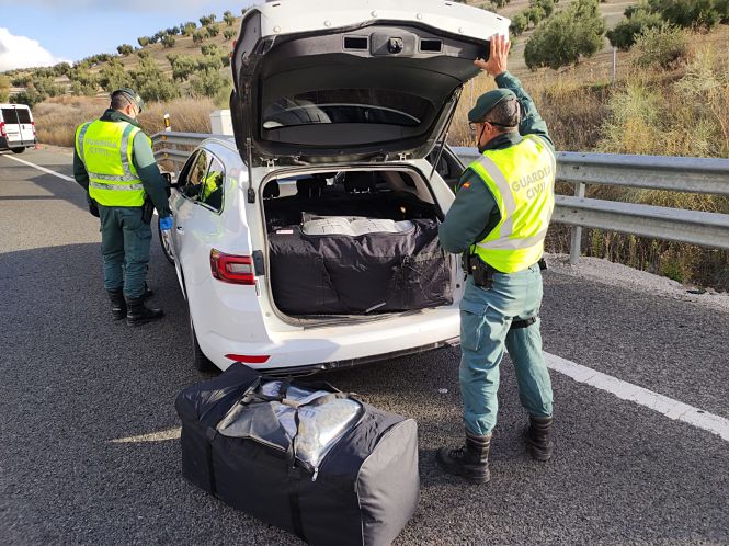 Agentes de la Guardia CIvil con los bolsos de marihuana (GUARDIA CIVIL)