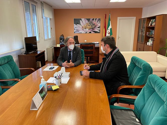 Reunión entre el delegado de Salud,  Indalecio Sánchez Montesinos y el presidente del PP de Armilla, Eloy López (PP)