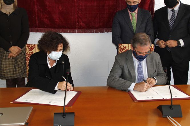 Imagen de la firma del convenio (UGR)