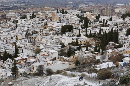 Pequeña nevada en la capital. En la imagen, la zona alta del Albaicin junto a San Miguel Alto (ÁLEX CÁMARA - EUROPA PRESS) 
