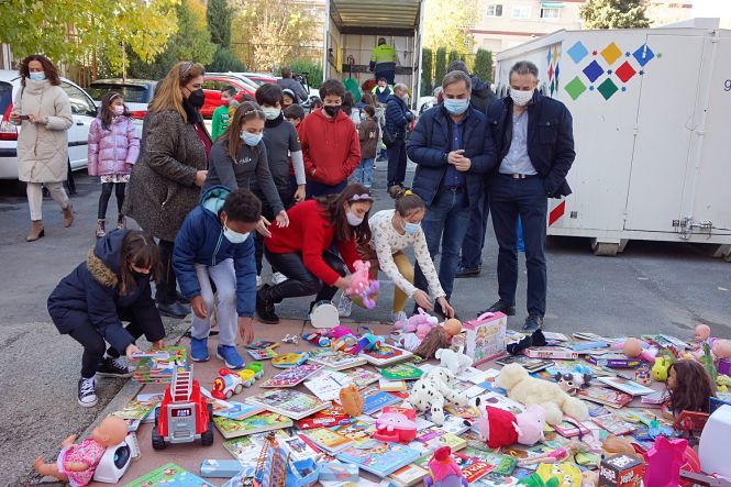 Recogida de juguetes en uno de los colegios de la capital (AYTO. GRANADA)