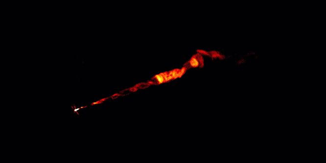 Imagen obtenida con el VLA del chorro en M87 (PASETTO ET AL., SOPHIA DAGNELLO, NRAO/AUI/NSF) 