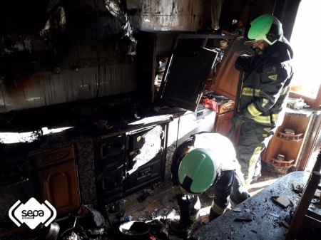 Intervención de Bomberos para sofocar un incendio en una vivienda (BOMBEROS DE ASTURIAS) 