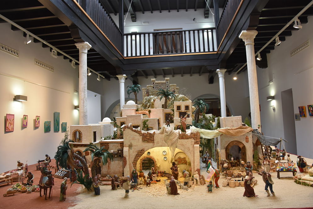 El Belén instalado por la Asociación de Belenistas en el Patio del Museo (AYTO. BAZA)