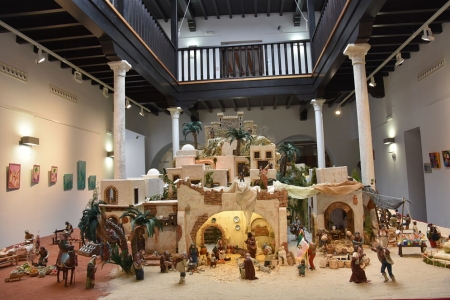 El Belén instalado por la Asociación de Belenistas en el Patio del Museo (AYTO. BAZA)