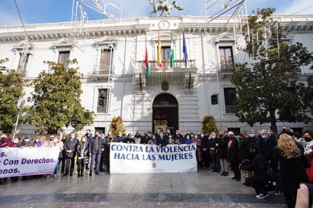 Minuto de silencio en Granada por el asesinato de este viernes de una mujer (AYUNTAMIENTO DE GRANADA) 