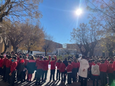 Acto de los alumnos del Colegio Ave María San Isidro de Granada, donde estudian las hijas de la mujer asesinada por su expareja en Granada el pasado viernes 10 de diciembre (COLEGIO AVE MARÍA SAN ISIDRO DE GRANADA)