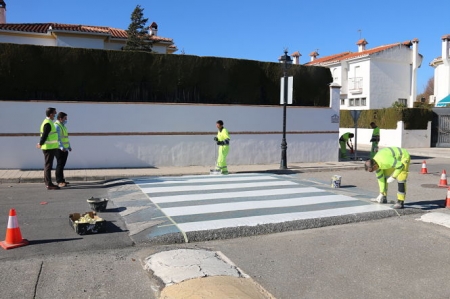 Pintado de un paso de peatones (AYTO. ALHENDÍN)