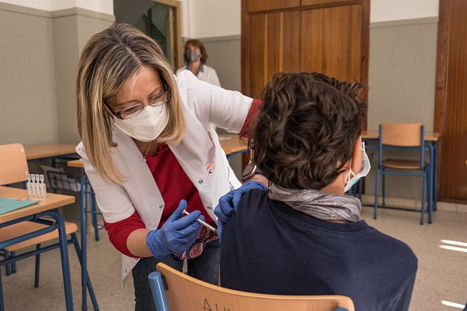 Un menor recibe la vacuna covid en Granada (JUNTA DE ANDALUCÍA) 