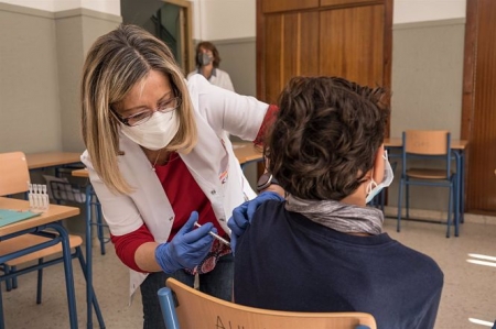 Un menor recibe la vacuna covid en Granada (JUNTA DE ANDALUCÍA) 