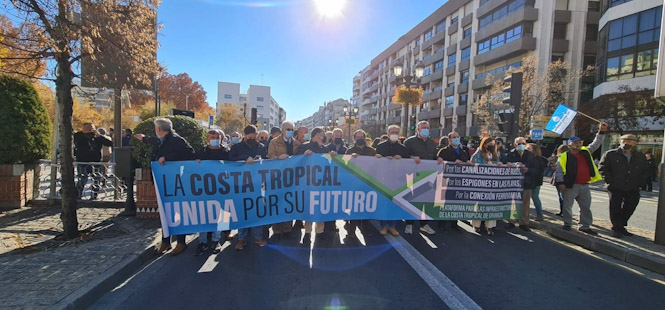Manifestación por las calles de Granada convocada por la Plataforma para las Infraestructuras de la Costa Tropical de Granada (MARILÓ JOYA)