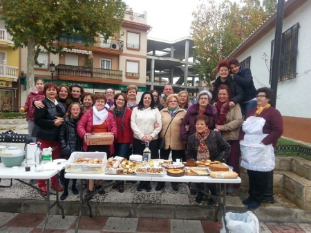 Las mujeres de la Asociación `La Huerta` durante una `chocolatada` solidaria antes de la pandemia (AYTO. CÚLLAR VEGA)