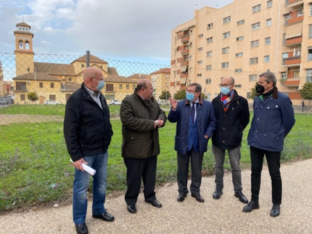 Imagen de la visita a la parcela cedida para la construcción de la nueva comisaría (PP)