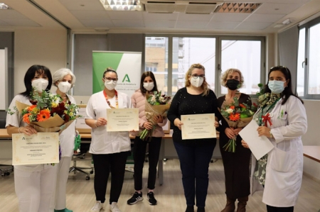 La directora gerente con las profesionales premiadas (JUNTA DE ANDALUCÍA)