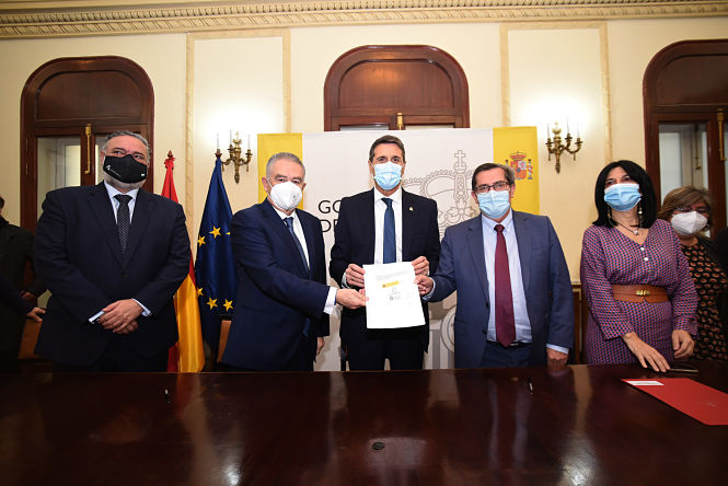 Imagen de la firma del convenio  (R. MARTÍNEZ / DIPGRA))