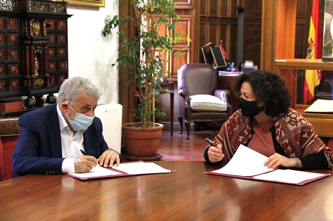 Imagen de la firma del convenio (UGR) 