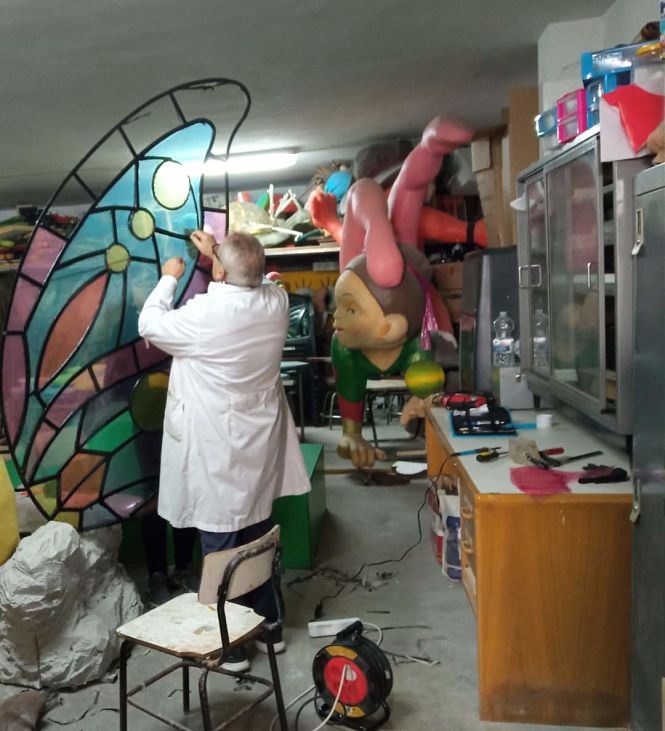 Miembros de la Asociación Amon-Ra de Montefrío trabajan en las carrozas de Reyes en su taller (AYTO. MONTEFRÍO) 