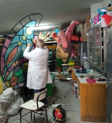 Miembros de la Asociación Amon-Ra de Montefrío trabajan en las carrozas de Reyes en su taller (AYTO. MONTEFRÍO) 
