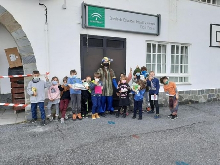 El paje de los Reyes Magos reparte los libros en los colegios de Monachil (AYTO. MONACHIL) 