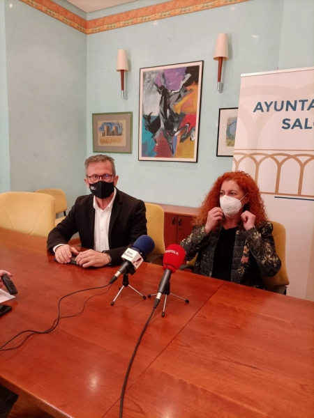 El delegado de Turismo de la Junta en Granada, Gustavo Rodríguez, junto a la alcaldesa de Salobreña, María Eugenia Rufino Morales (EUROPA PRESS)