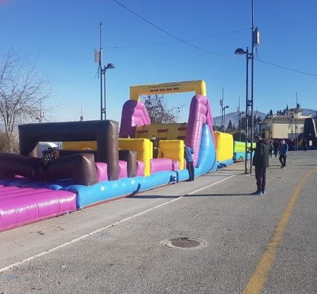 Circuito hinchable de 150 metros instalado en La Zubia (AYTO. LA ZUBIA) 