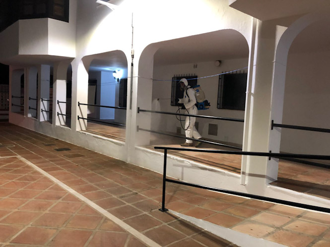 Un operario en tareas de desinfección (AYTO. ALMUÑÉCAR) 