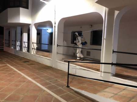 Un operario en tareas de desinfección (AYTO. ALMUÑÉCAR) 