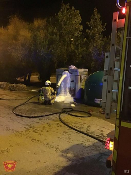 Un bombero apaga el fuego de un contenedor (AYTO. GUADIX)