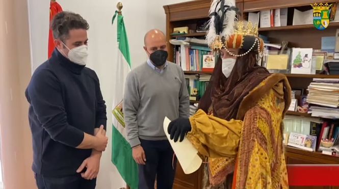 El alcalde y el concejal de Fiestas de Otura entregan el pasaporte COVID de los Reyes Magos al Emisario Real (AYTO. OTURA) 