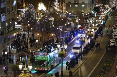 Cabalgata de los Reyes Magos, en un autobús descapotable en 2021 (ÁLEX CÁMARA - EUROPA PRESS) 