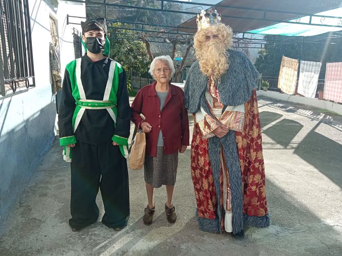 Los Reyes Magos visitan a varios mayores de Monachil en sus casas esta mañana para entregarles un regalo (AYTO. MONACHIL) 