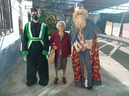 Los Reyes Magos visitan a varios mayores de Monachil en sus casas esta mañana para entregarles un regalo (AYTO. MONACHIL) 