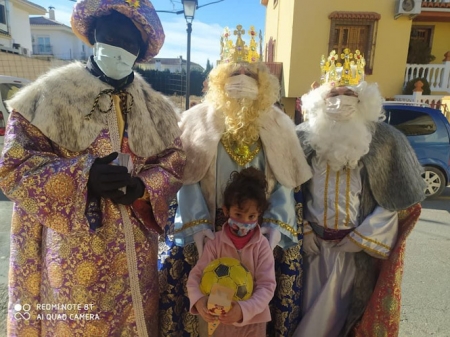 los Reyes Magos durante su visita a las casas de los niños de Cúllar Vega el año pasado (AYTO. CÚLLAR VEGA)