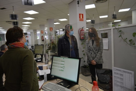 La delegada territorial de Empleo, Virginia Fernández, en su visita a la oficina SAE de Loja (JUNTA) 