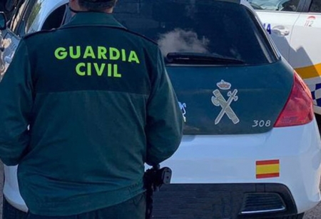 Un agente de la Guardia Civil de espaldas y junto a un vehículo oficial del cuerpo, foto de recurso (GUARDIA CIVIL)