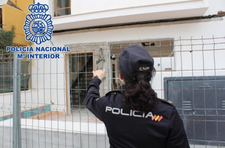 Un agente de la Policía Nacional en una obra (POLICÍA NACIONAL) 