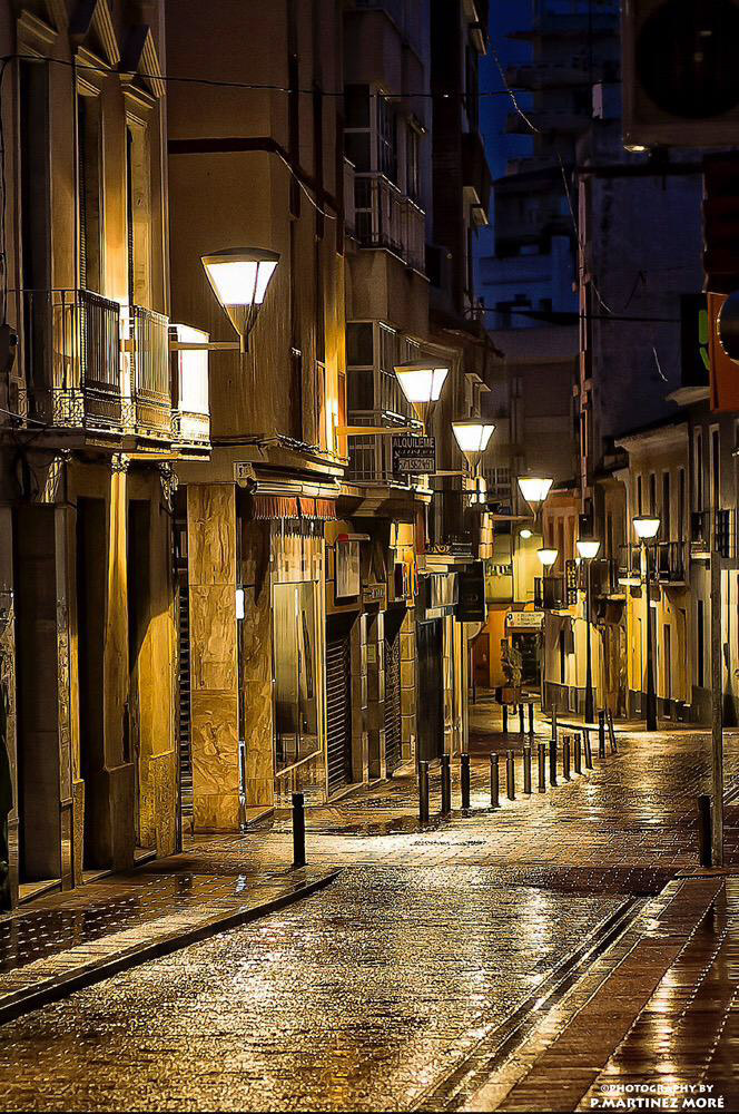 Iluminación en una calle de Motril (AYTO. MOTRIL)