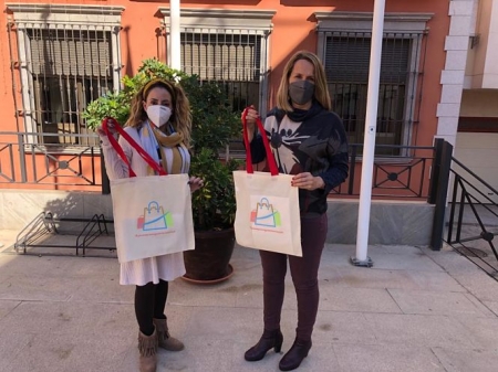 Presentación de las bolsas de tela (AYTO. GUALCHOS)