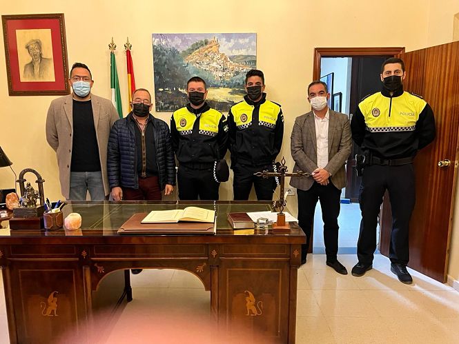 l concejal de Seguridad Ciudadana y el alcalde en funciones de Montefrío, junto a los dos nuevos agentes de la Policía Local (AYTO. MONTEFRIO)