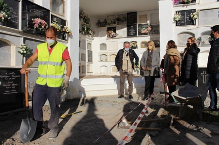 Imagen de la visita al cementerio (AYTO. MOTRIL) 