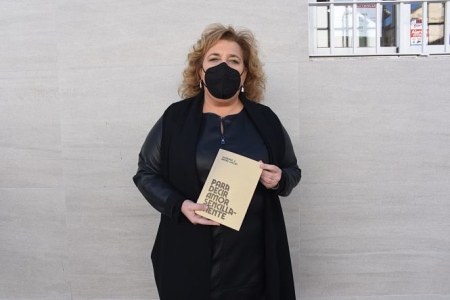 La, Diputada de Cultura con el libro (M. CASANOVA / DIPGRA) 