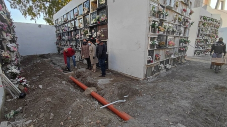 Imagen de la visita al cementerio (AYTO. ALMUÑÉCAR) 