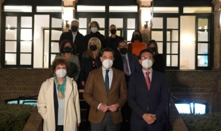 Diversas autoridades posan en la Residencia García Lorca de Madrid antes de la presentación de los actos del centenario del concurso de cante jondo de Granada (JUNTA)