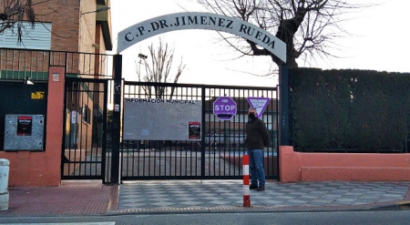 Jesús García en la puerta del colegio (PODEMOS)