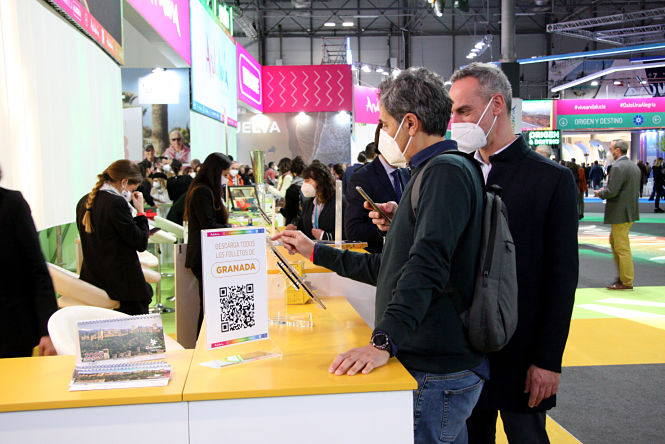 Buen ambiente en el stand del Patronato de turismo (DIPGRA)