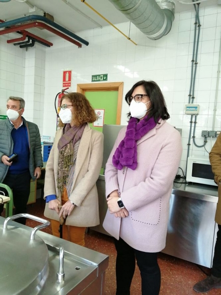 La Delegada de Educación y Agricultura han visitado uno de los comedores (JUNTA) 