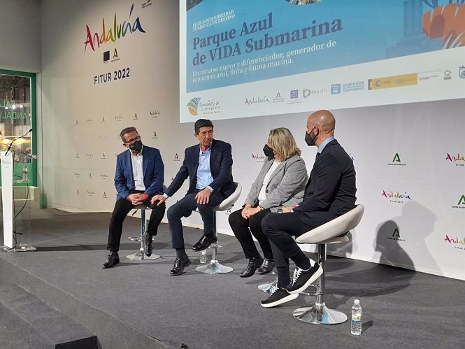 Juan Marín presenta en el pabellón de Andalucía en Fitur el Parque Subacuático de Almuñécar (JUNTA ANDALUCÍA) 