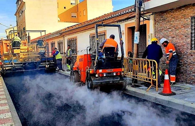 Labores de asfaltado en el municipio de Cúllar Vega (AYTO. CÚLLAR VEGA)