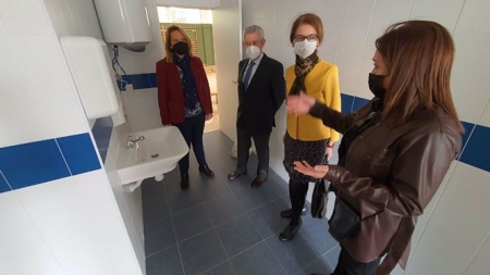 Foto de archivo de la visita de la delegada de Educación de la Junta en Granada, Ana Berrocal, al colegio Francisco Mejías de Motril (JUNTA DE ANDALUCÍA) 