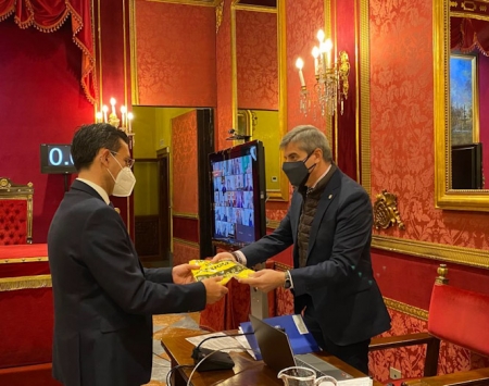 Imagen de la entrega de la camiseta (PP)